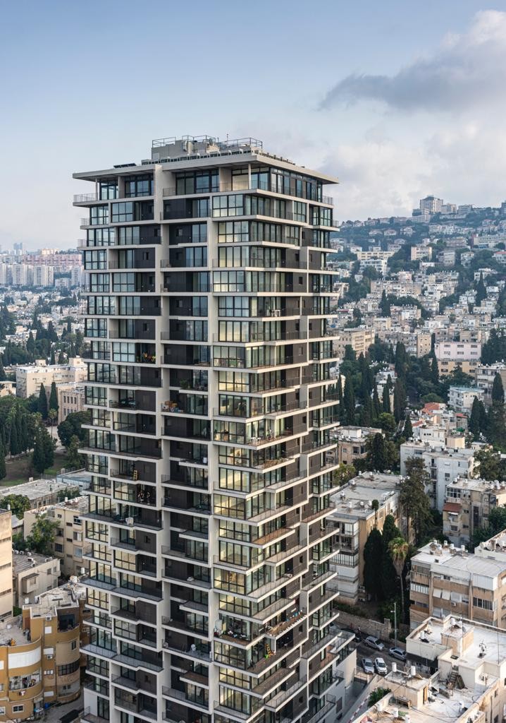 אחד העם, חיפה — המגדל בשעת בין הערביים